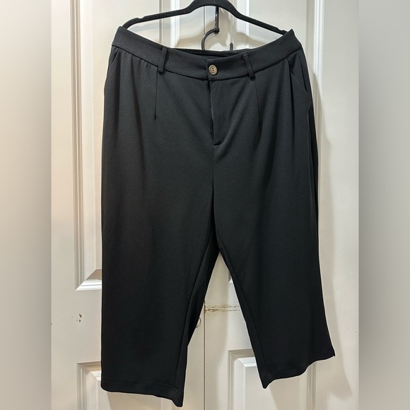 BloomChic Plain Pocket Pleated Cropped Pants - Picture 1 of 3
